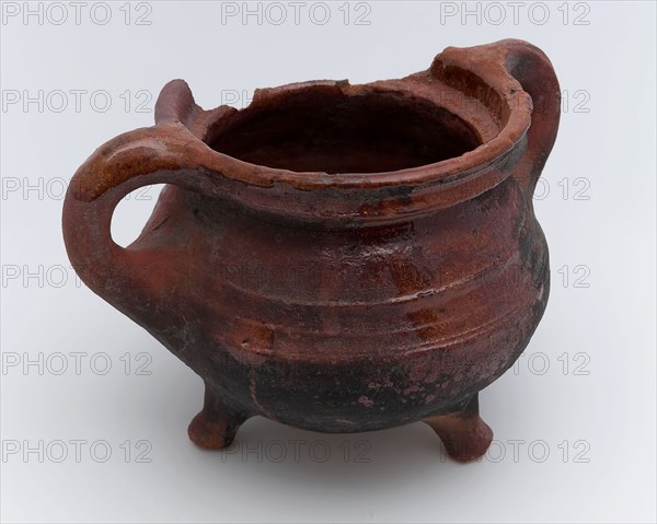 Pottery cooking pot, grape-model, two vertical sausages, on three legs, cooking pot crockery holder kitchen utensils earthenware