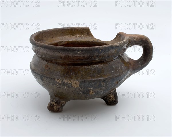 Pottery cooking pot, low model with sausage ear, on three legs, grape cooking pot tableware holder kitchen utensils earthenware