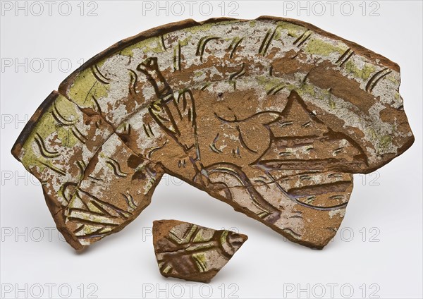 Dish on fins, decorated with escutcheon and arrows in sgraffito, dish crockery holder soil find ceramic earthenware clay engobe