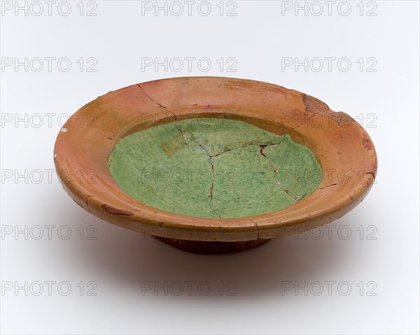 Earthenware dish in brown and green glazed, on stand, dish plate earth discovery ceramics earthenware clay engobe glaze lead