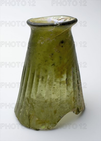 Part of neck and lip of stock bottle, storage bottle bottle holder soil find glass forest glass, cm below the lip (dm lip 4.4 cm