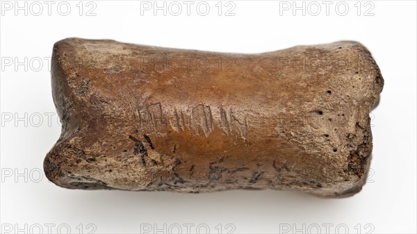 Digit from cow's leg, part of throwing game: flocks, koot game piece relaxant soil find leg, Bone on long side