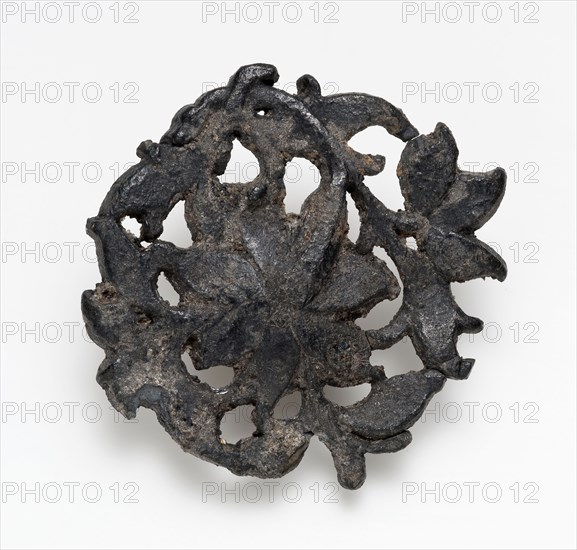Cut-away metal flower ornament, batter, ornament batter soil found tin metal h 0,2, cast Openwork piece with an embossed side