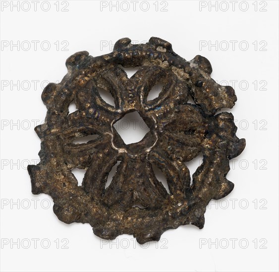 Openwork with stylized flower in the middle, ornament copper metal h 0,5, die cut Open cut piece of hollow fittings: in circle