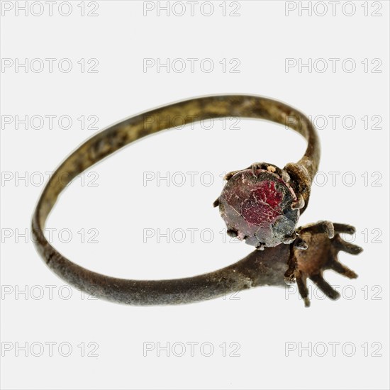 Silver ring with originally two red stones, ring ornament clothing accessory clothing soil find silver stone? glass? metal