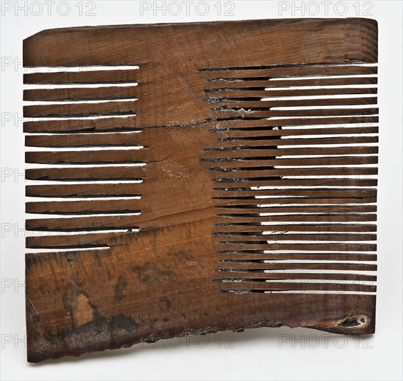 Rectangular, undecorated comb with two rows of teeth, comb fragment soil found leg, sawn Rectangular unadorned comb with double