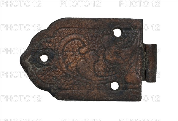 Decorated fittings, belt or book fittings, herd ground find copper metal, beaten Single horseshoe with part of hinge