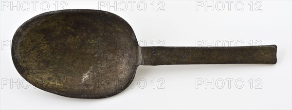 Spoon with oval bowl and flat handle, spoon cutlery soil find tin metal, cast Oval tray straight handle praise and rat tail