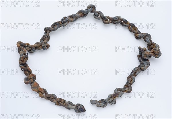 Piece of iron link chain of twisted S-shaped links, chain soil find iron metal, current deformed state) Piece of iron link chain