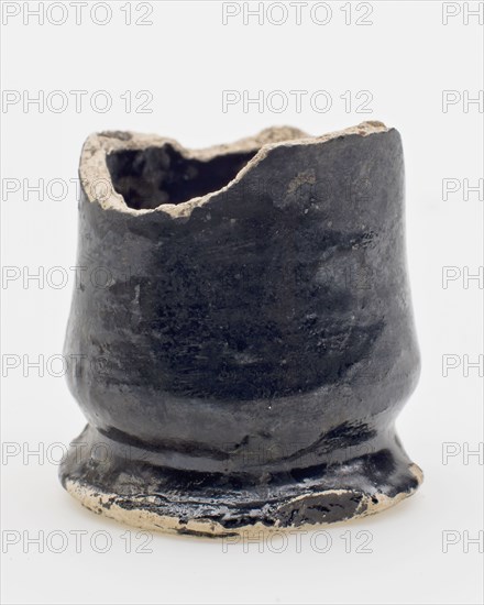 Fragment of ointment jar on stand, ointment jar pot holder soil find ceramic earthenware glaze tin glaze lead glaze hh 4,4, hand