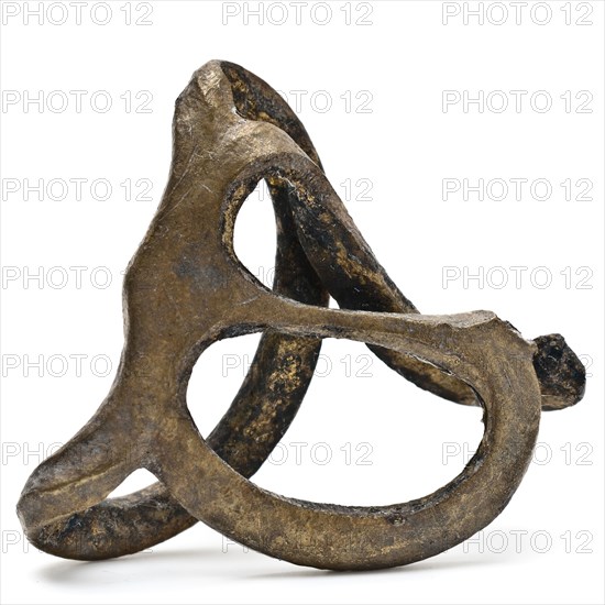 Buckle with three eyes, buckle fastener component soil find copper metal, d 0.6 cast sawn Copper buckle with three eyes Two oval