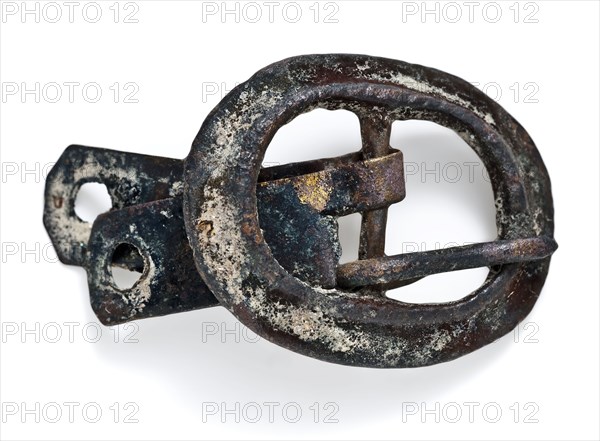 Profiled buckle with two oval eyes, with middle post leather fittings, buckle fastener part soil find copper brass metal, cast
