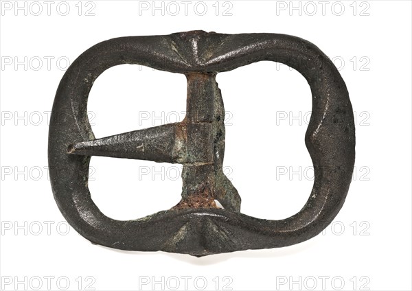 Oval buckle with wavy frame, shoe buckle, buckle fastener component soil find tin metal, cast Oval buckle with wavy frame shoe