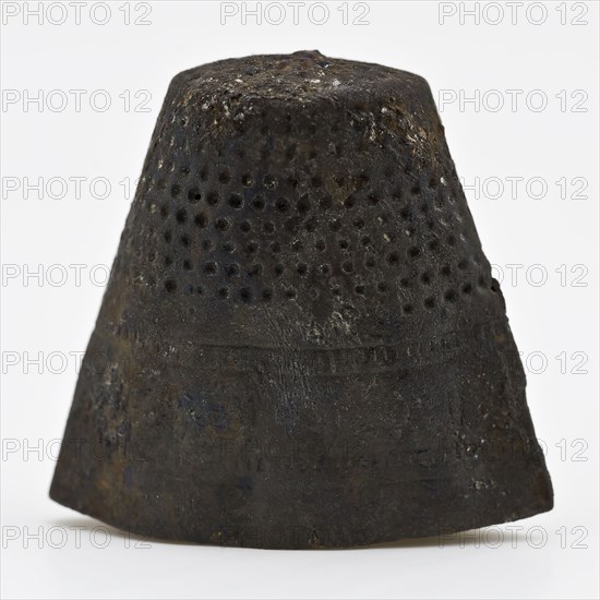 Copper pressed thimble with decoration and marked, thimble sewing machine soil find copper metal, pressed Copper pressed thimble