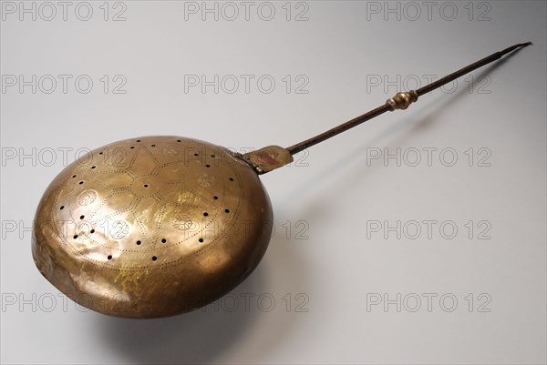 Copper bed pan on iron handle, bedpan warm holder copper iron, Pan of driven brass handle of wrought iron ornaments turned