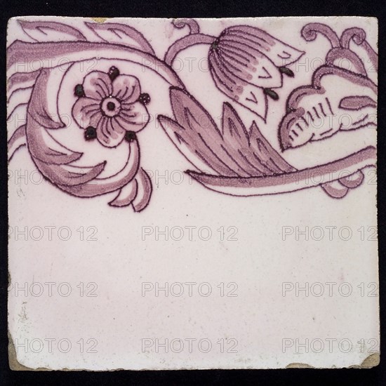 Border tile, purple on lilac fond with tulip garland, flower with five oval petals, leaves, tulip fin on whole, yellow pottery