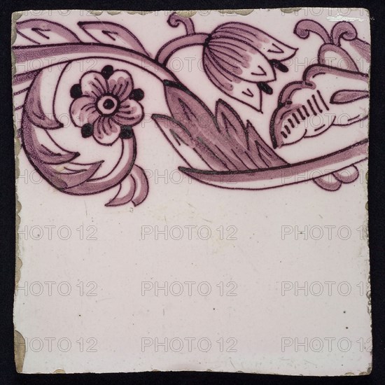 Border tile, purple on lilac fond with tulip garland, flower with five oval petals, leaves, tulip fin on whole, yellow pottery