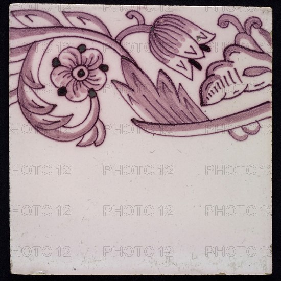 Border tile, purple on lilac fond with tulip garland, flower with five oval petals, leaves, tulip fin on whole, yellow pottery