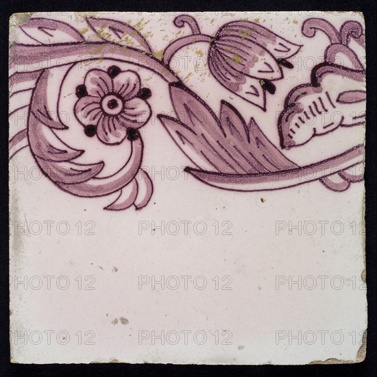 Border tile, purple on lilac fond with tulip garland, flower with five oval petals, leaves, tulip fin on whole, yellow pottery