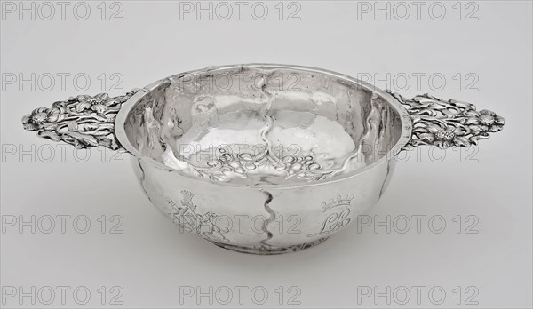 Silver brandy bowl, brandy bowl bowl holder silver, ears) 23,0, stamped decoration engraved cast Round low bowl with narrow flat