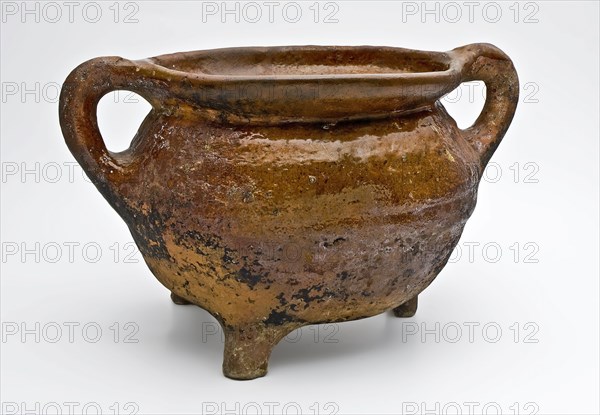 Pottery grape on three legs with two standing sausage ears, oval model or misbaksel, grape cooking pot tableware holder utensils