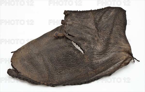 Fragment learning children's shoe with leather laces with leather buttons at the ends, shoe footwear children's clothing