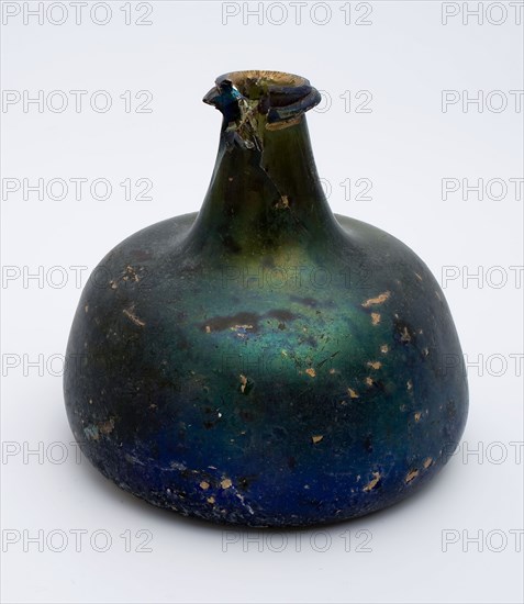 Small bell-bellied bottle, belly bottle bottle holder soil find glass, bottom. Body with almost straight up wall