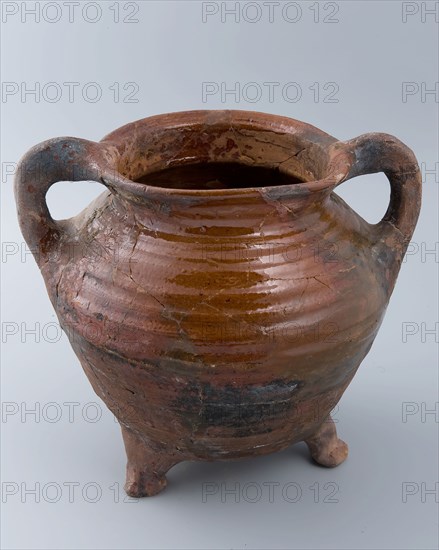 Grape of red earthenware with two standing ears, on three legs, grape cooking pot tableware holder utensils earthenware ceramics