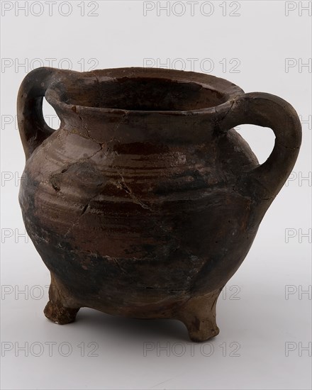 Pottery cooking pot, grape with two sausage ears, on three legs, sparingly glazed, grape cooking pot crockery holder kitchen