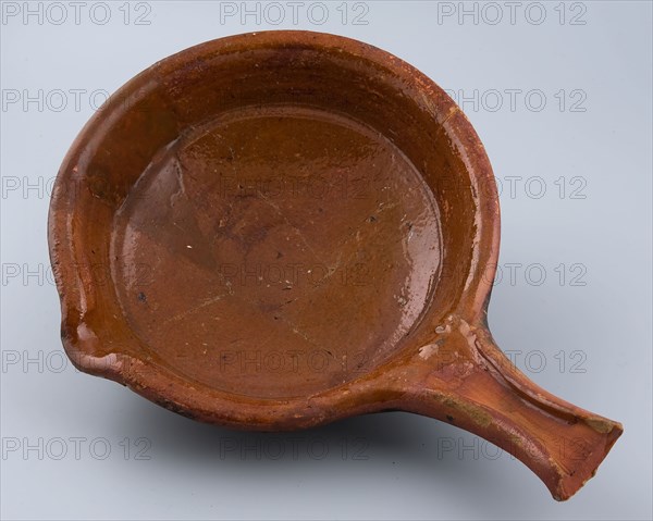 Pottery saucepan with scalloped stem and curved bottom, saucepan casserole tableware container kitchenware earth discovery