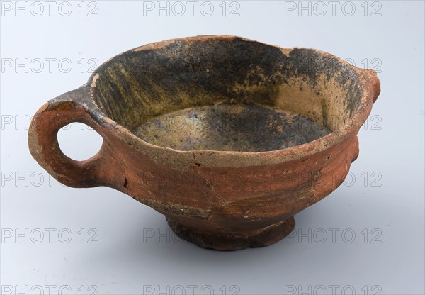 Round bowl with standing ears, rotating around shoulder, papkom bowl crockery holder soil find ceramic earthenware glaze lead