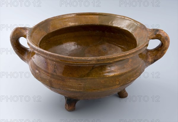 Pottery cooking pot with wide top edge, two band ears, on three legs, cooking pot crockery holder kitchenware soil find ceramics