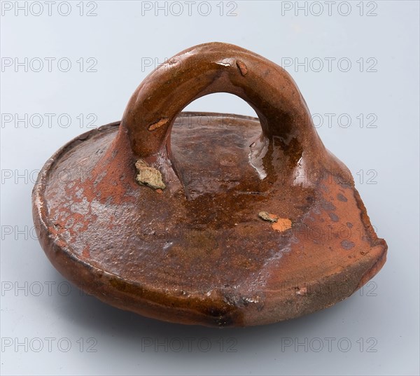 Fragment earthenware lid, with sausage ear, rim with small lip, lid closure soil find ceramic earthenware glaze lead glaze, hand