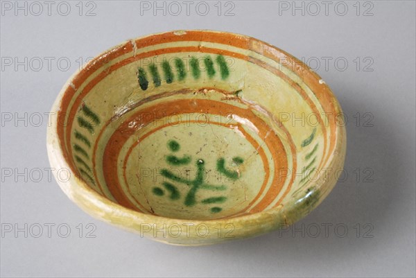 Pottery comes on small stand, gray shard, with circles and stripes in silt decoration, bowl bowl tableware holder soil find