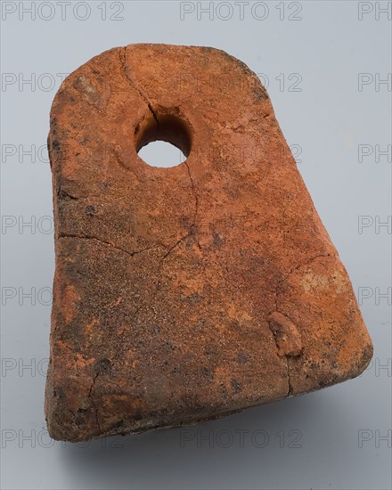 Red earthenware reinforcement, triangular with round head and hole, reinforcement reinforcement soil found ceramic earthenware