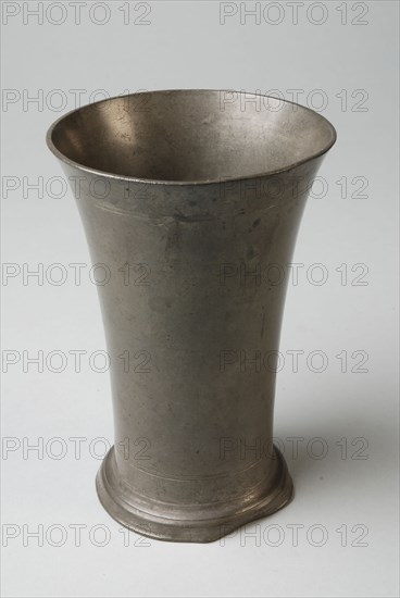 Tinsmith: Johannes Daniël Druy, Funnel-shaped sacrament cup, liturgical cup liturgical container holder tin, molded