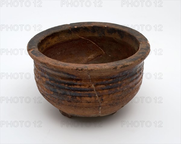 Earthenware bowl or saucepan on three stand fins, rotations around the side wall, bake pot holder soil find ceramic earthenware