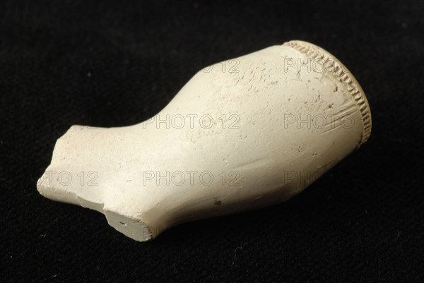 Clay pipe, unnoticed, early English pipe, double conic model with round heel, clay pipe smoking equipment smoke floor pottery