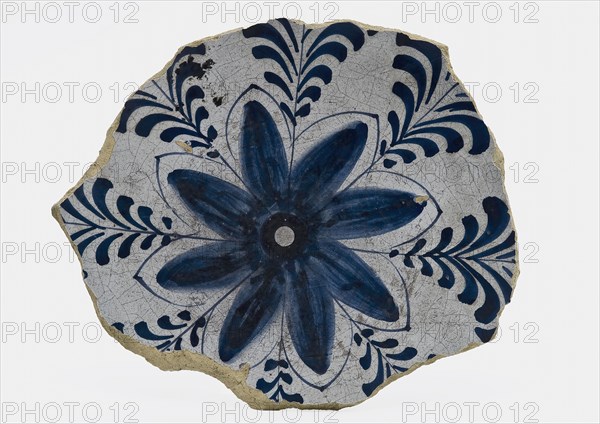 Soul of majolica dish with large, blue flower figure in the mirror, dish plate board plate soil find ceramic earthenware glaze