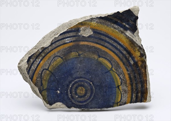 Fragment majolica dish on stand with polychrome rosette in the mirror, dish plate board plate ground find ceramic earthenware