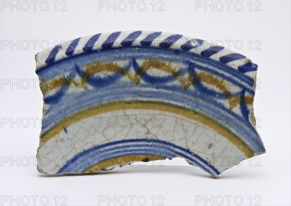 Edge fragment polychrome majolica dish, dish plate board plate soil find ceramic earthenware glaze tin glaze lead glaze