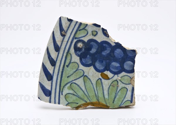 Edge fragment of majolica dish with polychrome fruit decor, dish plate board plate soil find ceramic earthenware glaze tin glaze