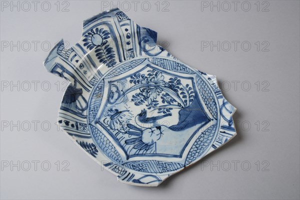 Porcelain dish with bird in Chinese garden in Wanli style, dish plate crockery holder soil find ceramic porcelain glaze, ring 15