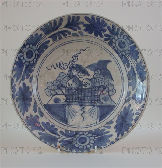 Large majolica dish with blue decor on white fond, fruit basket, back lead glaze, dish crockery holder soil find ceramic