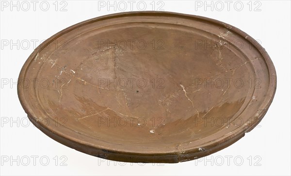 Pottery dish on three fins, large and bowl-shaped, dish bowl tableware holder soil find ceramic earthenware glaze lead glaze