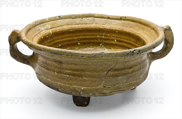 Pottery cooking pot on three legs, low and wide model with two standing ears, grape cooking pot crockery holder kitchen utensils