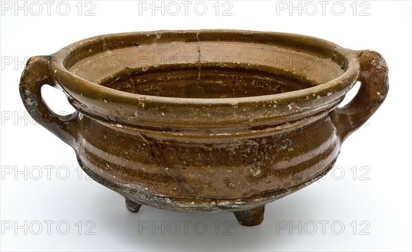 Pottery cooking pot on three legs, wide top edge, two standing ears, grape cooking pot crockery holder kitchenware earth