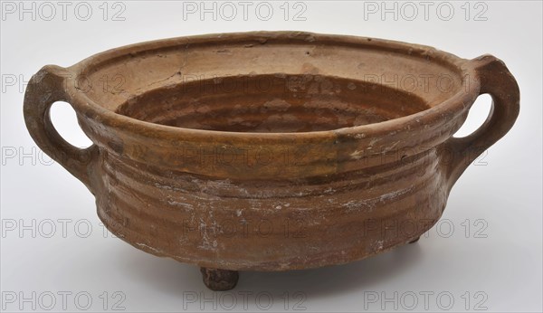 Cooking pot of light red earthenware, two pinched ears, three legs, wide model, grape cooking pot tableware holder utensils