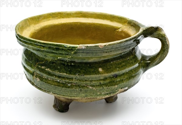 Green cooking jug, cooking pot on three legs, with standing pinched ear, cooking pot tableware holder utensils earthenware