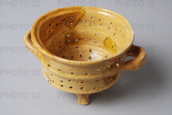 Yellow colander, cheese mold, on three legs with two reclining ears, high model, colander cheese shape kitchen utensils